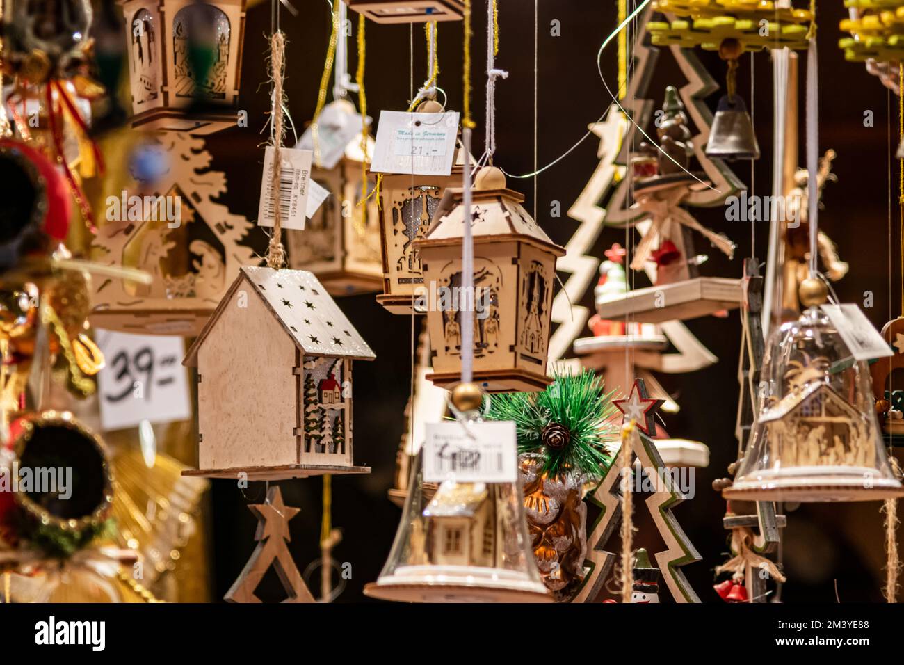 Chicago, il, USA - 16 dicembre 2022: Ornamenti natalizi in vendita al Christkindlmarket al Daley Plaza di Chicago, Illinois. Foto Stock