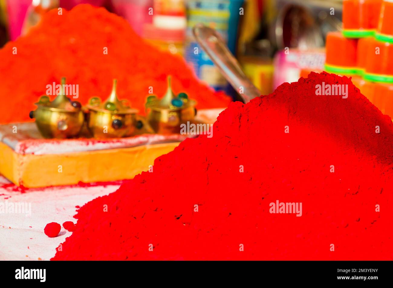 La polvere di colore è usata per i rituali religiosi a Sangam, la confluenza dei fiumi santi Ganges, Yamuna e Saraswati Foto Stock