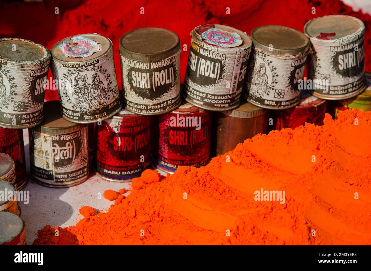 La polvere di colore è usata per i rituali religiosi a Sangam, la confluenza dei fiumi santi Ganges, Yamuna e Saraswati Foto Stock