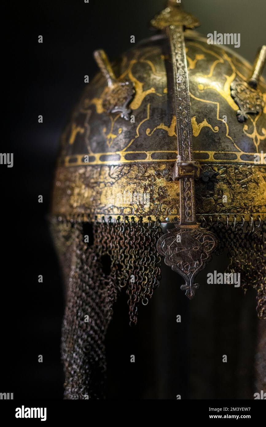 Casco ottomano guerriero in acciaio del 16th ° secolo nel Museo del Palazzo Topkapi, Istanbul, Turchia. Foto Stock