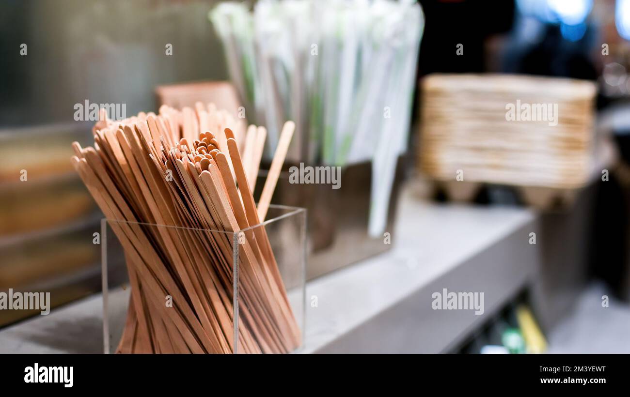 Bastoncini in legno per mescolare in primo piano nella caffetteria Foto Stock