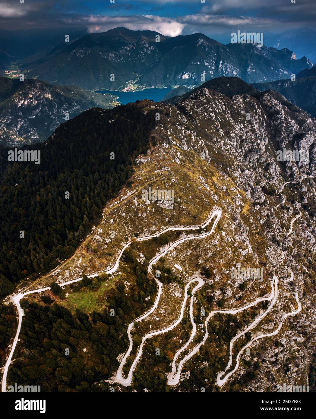 Meravigliosa pista ciclabile Tremalzo vicino al Lago di Garda con Apls sullo sfondo, Italia Foto Stock