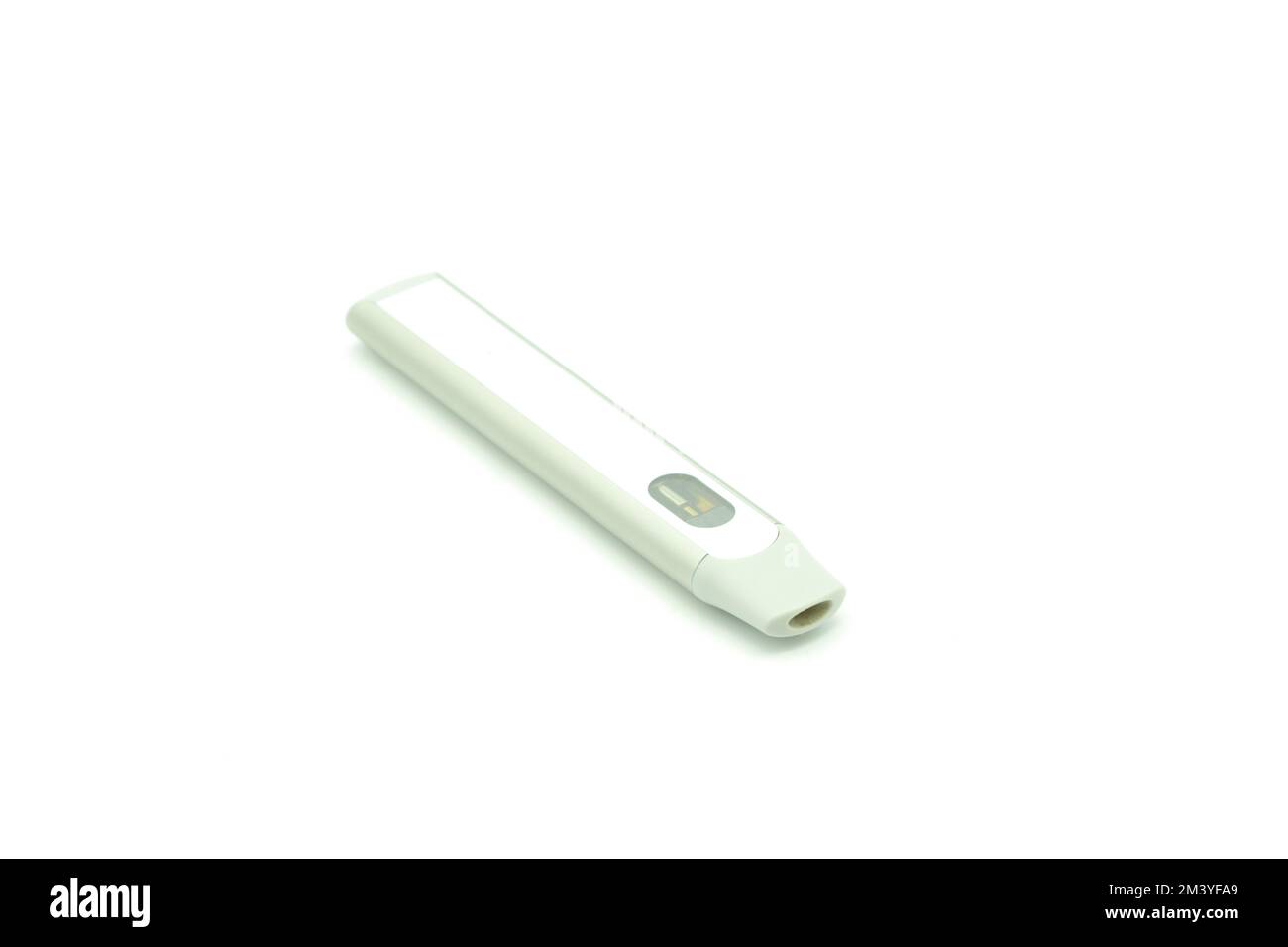 Le penne elettroniche vape sono un elemento comune usato da molti per consumare nicotina e prodotti a base di cannabis. Sono semplici, meno obtrusive dei sensi di alleazione Foto Stock