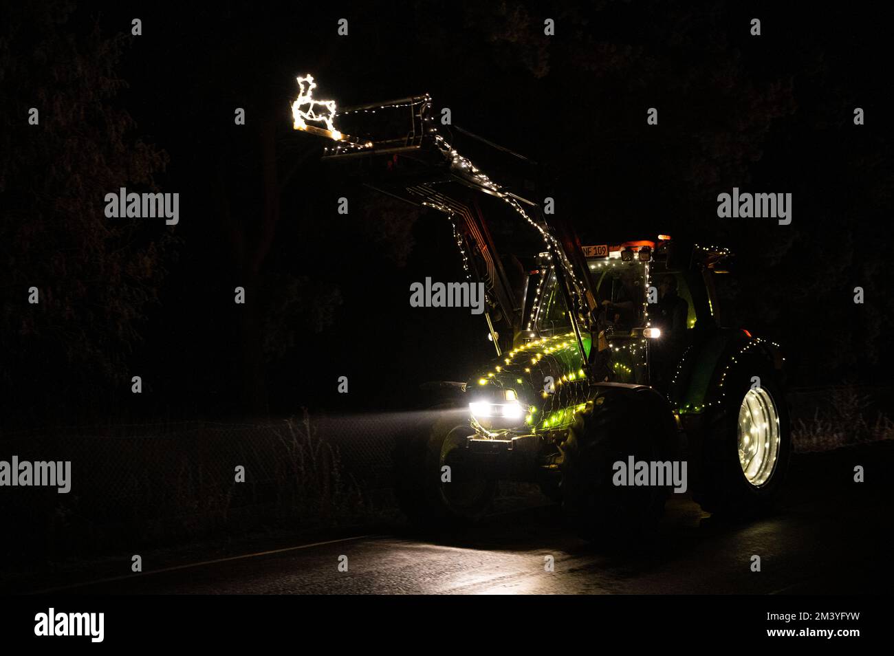 Germania 17/12/2022: La luminosa sfilata di trattori attraversa i sobborghi Foto Stock