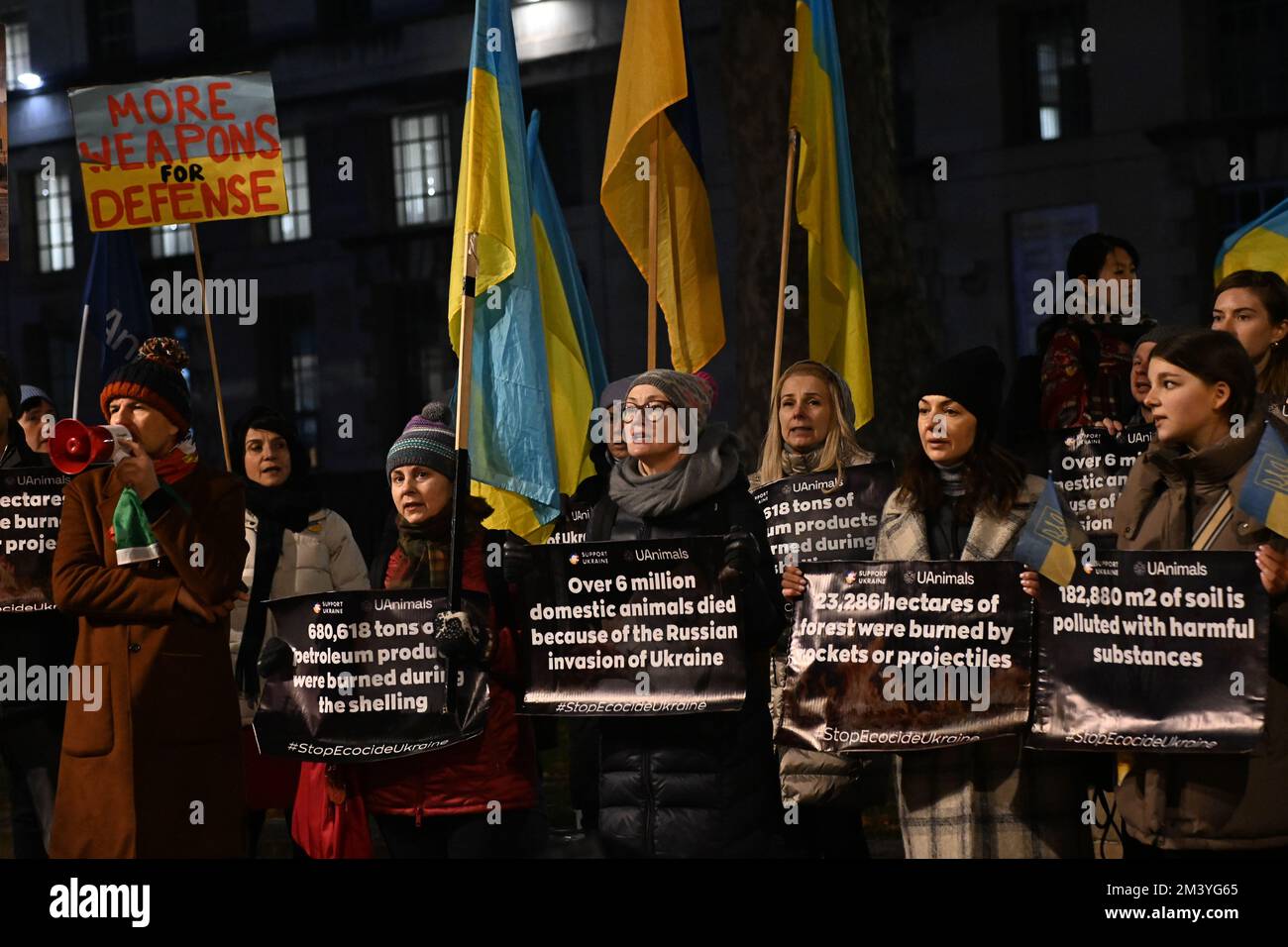 Londra, Regno Unito. 17th dicembre 2022. Protesta Ucraina - Stop Ecocide Ucraina decine di migliaia di persone e animali uccidono dopo l'invasione russa dell'Ucraina nel 17th dicembre 2022,. I manifestanti ucraini grida per più armi "armare l'Ucraina come hai promesso" sono coraggiosi difenderanno il loro paese, non c'è bisogno che gli Stati Uniti/Regno Unito/NATO combatteranno per noi. Ti basterà armarci come ti prometti fuori da Downing Street. Credit: Vedi li/Picture Capital/Alamy Live News Foto Stock