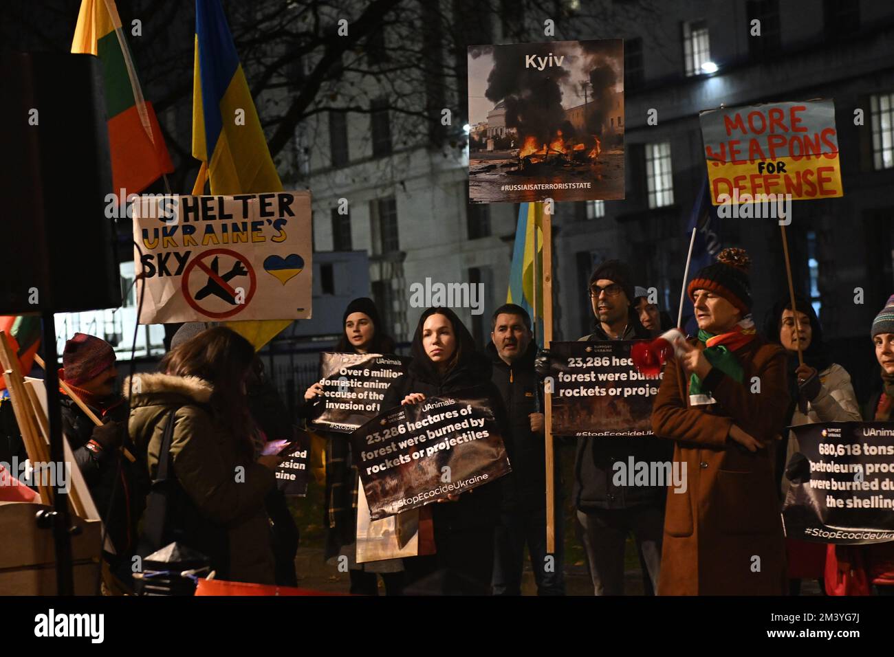 Londra, Regno Unito. 17th dicembre 2022. Protesta Ucraina - Stop Ecocide Ucraina decine di migliaia di persone e animali uccidono dopo l'invasione russa dell'Ucraina nel 17th dicembre 2022,. I manifestanti ucraini grida per più armi "armare l'Ucraina come hai promesso" sono coraggiosi difenderanno il loro paese, non c'è bisogno che gli Stati Uniti/Regno Unito/NATO combatteranno per noi. Ti basterà armarci come ti prometti fuori da Downing Street. Credit: Vedi li/Picture Capital/Alamy Live News Foto Stock