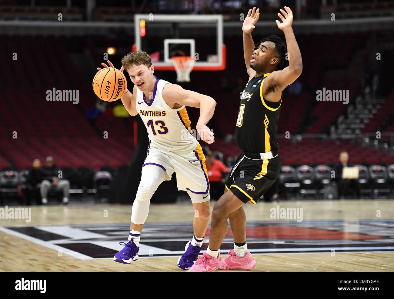 Chicago, Illinois, Stati Uniti. 17th Dec, 2022. Guardia dei Panthers dell'Iowa settentrionale Bowen nato (13) fouled dalla guardia dei Tigers Towson Rahdir Hicks (10) durante la partita di pallacanestro NCAA tra l'Iowa settentrionale e Towson allo United Center di Chicago, Illinois. Dean Reid/CSM/Alamy Live News Foto Stock