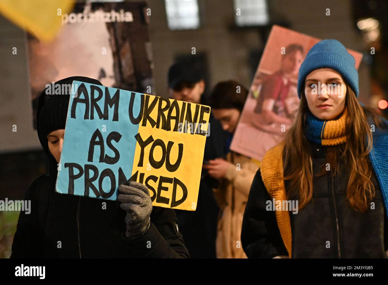 Londra, Regno Unito. 17th dicembre 2022. Protesta Ucraina - Stop Ecocide Ucraina decine di migliaia di persone e animali uccidono dopo l'invasione russa dell'Ucraina nel 17th dicembre 2022,. I manifestanti ucraini grida per più armi "armare l'Ucraina come hai promesso" sono coraggiosi difenderanno il loro paese, non c'è bisogno che gli Stati Uniti/Regno Unito/NATO combatteranno per noi. Ti basterà armarci come ti prometti fuori da Downing Street. Credit: Vedi li/Picture Capital/Alamy Live News Foto Stock