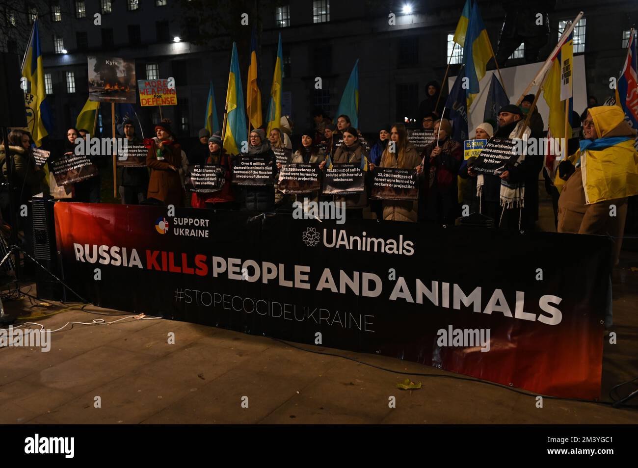 Londra, Regno Unito. 17th dicembre 2022. Protesta Ucraina - Stop Ecocide Ucraina decine di migliaia di persone e animali uccidono dopo l'invasione russa dell'Ucraina nel 17th dicembre 2022,. I manifestanti ucraini grida per più armi "armare l'Ucraina come hai promesso" sono coraggiosi difenderanno il loro paese, non c'è bisogno che gli Stati Uniti/Regno Unito/NATO combatteranno per noi. Ti basterà armarci come ti prometti fuori da Downing Street. Credit: Vedi li/Picture Capital/Alamy Live News Foto Stock