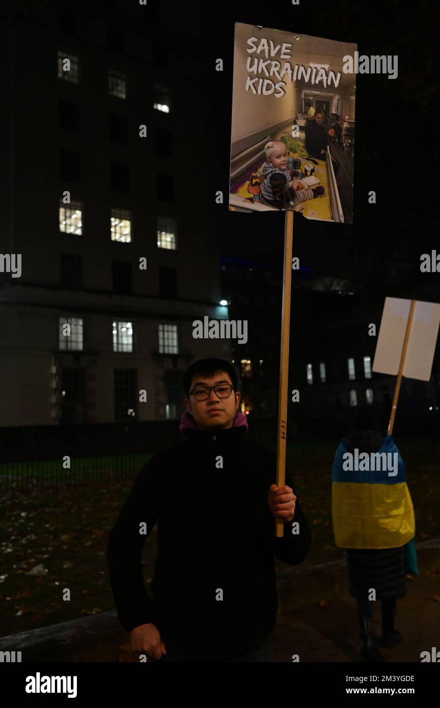 Londra, Regno Unito. 17th dicembre 2022. Protesta Ucraina - Stop Ecocide Ucraina decine di migliaia di persone e animali uccidono dopo l'invasione russa dell'Ucraina nel 17th dicembre 2022,. I manifestanti ucraini grida per più armi "armare l'Ucraina come hai promesso" sono coraggiosi difenderanno il loro paese, non c'è bisogno che gli Stati Uniti/Regno Unito/NATO combatteranno per noi. Ti basterà armarci come ti prometti fuori da Downing Street. Credit: Vedi li/Picture Capital/Alamy Live News Foto Stock