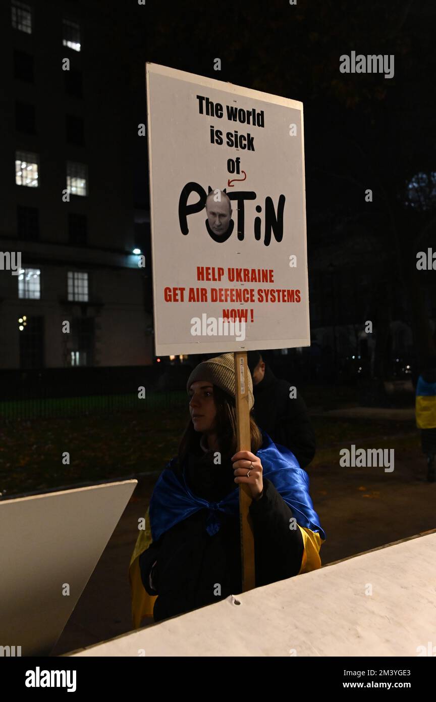 Londra, Regno Unito. 17th dicembre 2022. Protesta Ucraina - Stop Ecocide Ucraina decine di migliaia di persone e animali uccidono dopo l'invasione russa dell'Ucraina nel 17th dicembre 2022,. I manifestanti ucraini grida per più armi "armare l'Ucraina come hai promesso" sono coraggiosi difenderanno il loro paese, non c'è bisogno che gli Stati Uniti/Regno Unito/NATO combatteranno per noi. Ti basterà armarci come ti prometti fuori da Downing Street. Credit: Vedi li/Picture Capital/Alamy Live News Foto Stock
