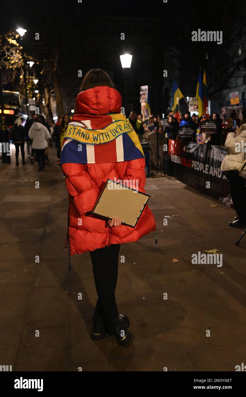 Londra, Regno Unito. 17th dicembre 2022. Protesta Ucraina - Stop Ecocide Ucraina decine di migliaia di persone e animali uccidono dopo l'invasione russa dell'Ucraina nel 17th dicembre 2022,. I manifestanti ucraini grida per più armi "armare l'Ucraina come hai promesso" sono coraggiosi difenderanno il loro paese, non c'è bisogno che gli Stati Uniti/Regno Unito/NATO combatteranno per noi. Ti basterà armarci come ti prometti fuori da Downing Street. Credit: Vedi li/Picture Capital/Alamy Live News Foto Stock