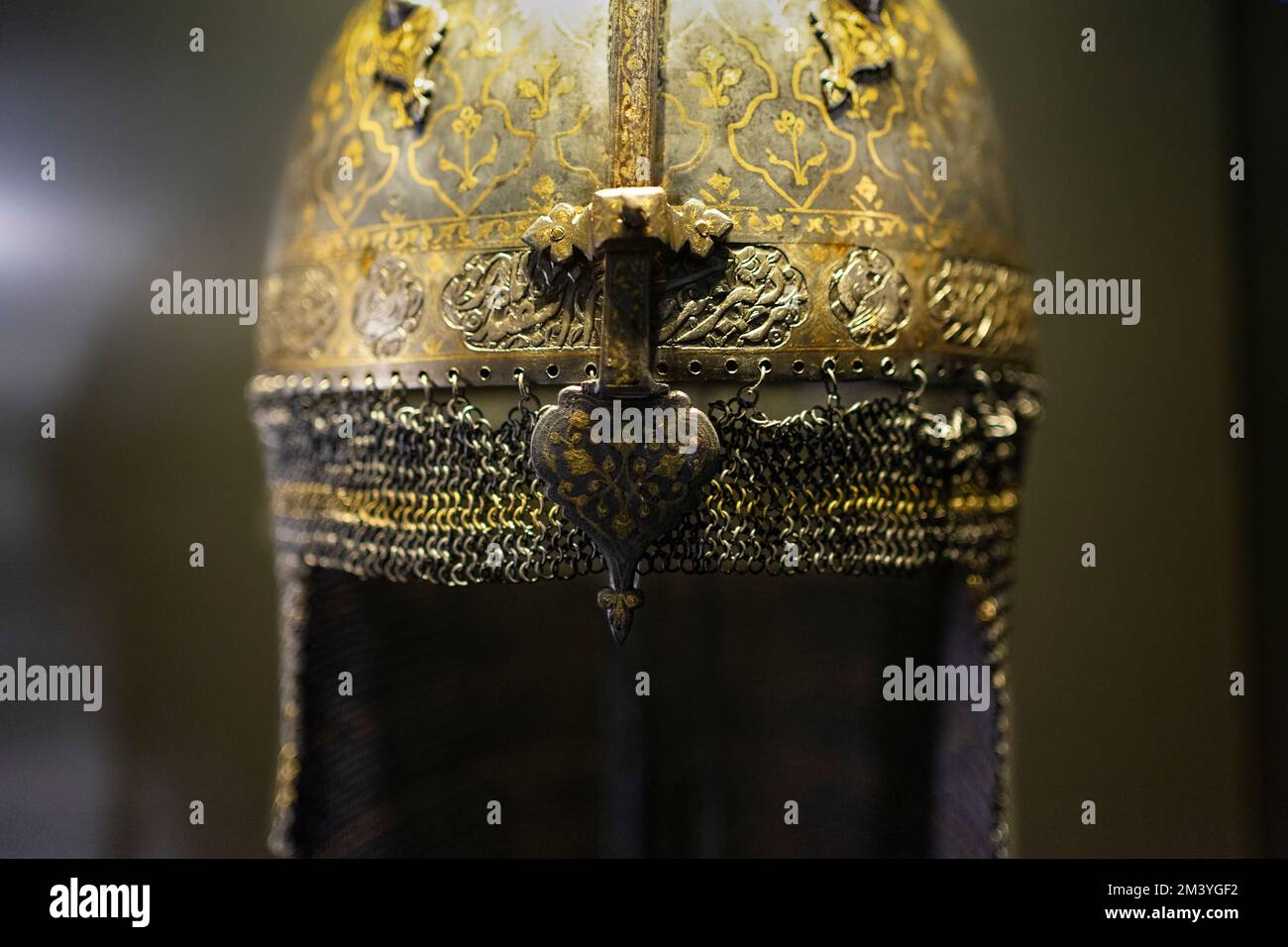 Casco ottomano guerriero in acciaio del 16th ° secolo nel Museo del Palazzo Topkapi, Istanbul, Turchia. Foto Stock