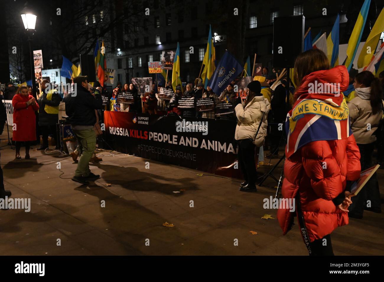 Londra, Regno Unito. 17th dicembre 2022. Protesta Ucraina - Stop Ecocide Ucraina decine di migliaia di persone e animali uccidono dopo l'invasione russa dell'Ucraina nel 17th dicembre 2022,. I manifestanti ucraini grida per più armi "armare l'Ucraina come hai promesso" sono coraggiosi difenderanno il loro paese, non c'è bisogno che gli Stati Uniti/Regno Unito/NATO combatteranno per noi. Ti basterà armarci come ti prometti fuori da Downing Street. Credit: Vedi li/Picture Capital/Alamy Live News Foto Stock