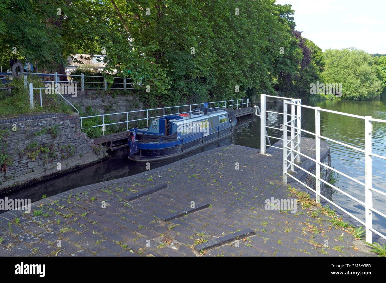 Chiatta sul fiume Avon vicino al pub Jolly Sailor, villaggio di Saltford, vicino a Bristol Views, estate 2022 Foto Stock