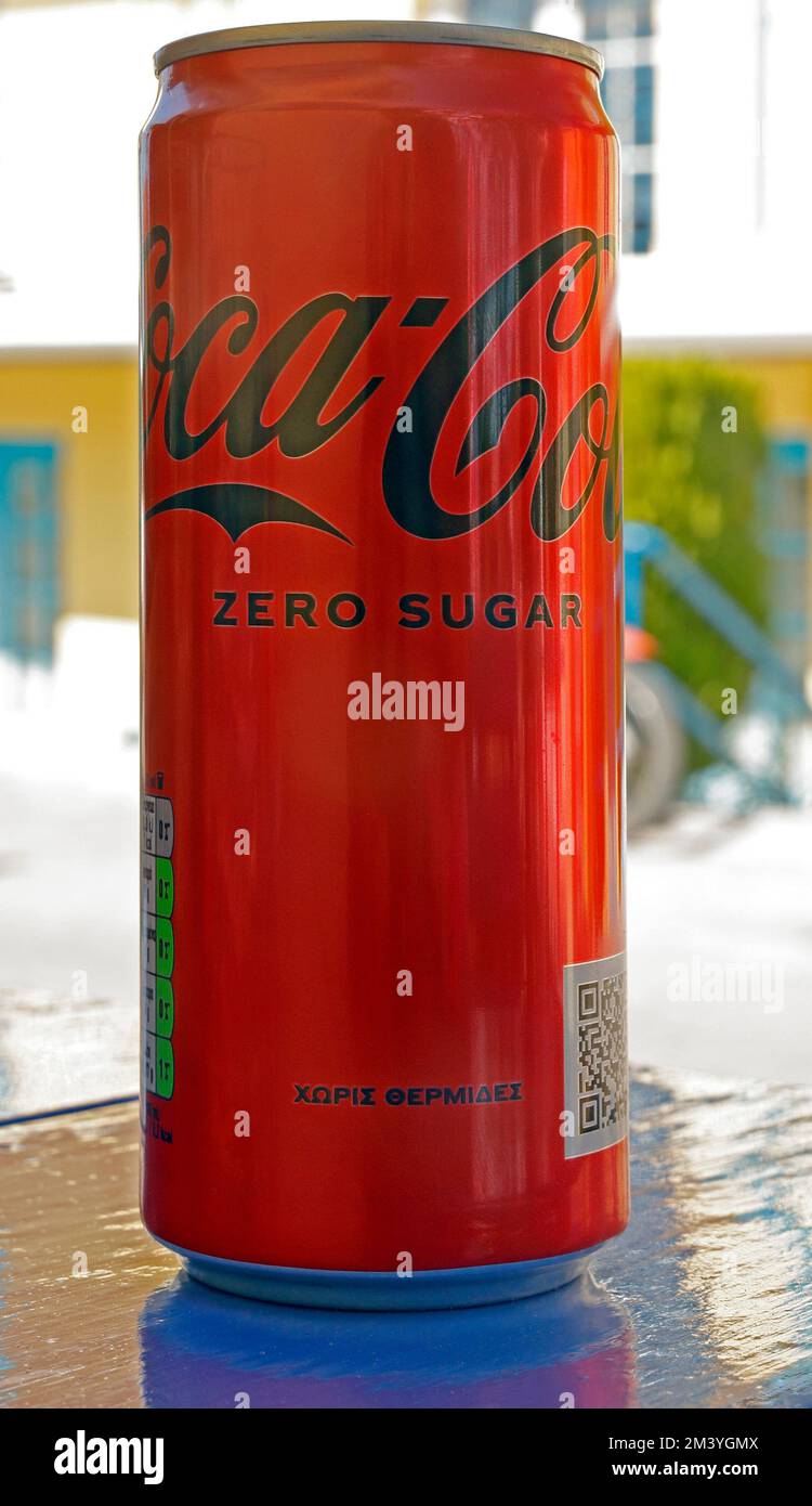Coca Cola può con la scrittura greca. Settembre 2022. Grecia Foto Stock