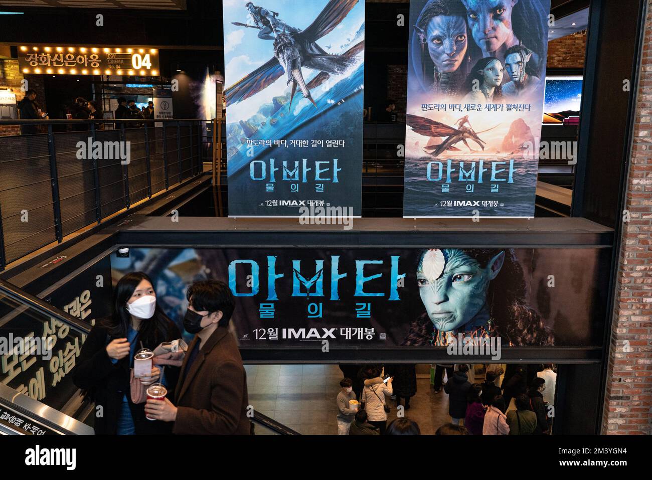 Seul, Corea del Sud. 17th Dec, 2022. I cartelli "Avatar: The Way of Water" sono esposti in un cinema il 17 dicembre 2022 a Seoul, Corea del Sud. "Avatar: The Way of Water" che è stato rilasciato il 14 dicembre in Corea del Sud top box Office per 3days e raccogliere più di 1.000.000 filmati per 3days. (Foto di Kichul Shin/NurPhoto) Credit: NurPhoto/Alamy Live News Foto Stock