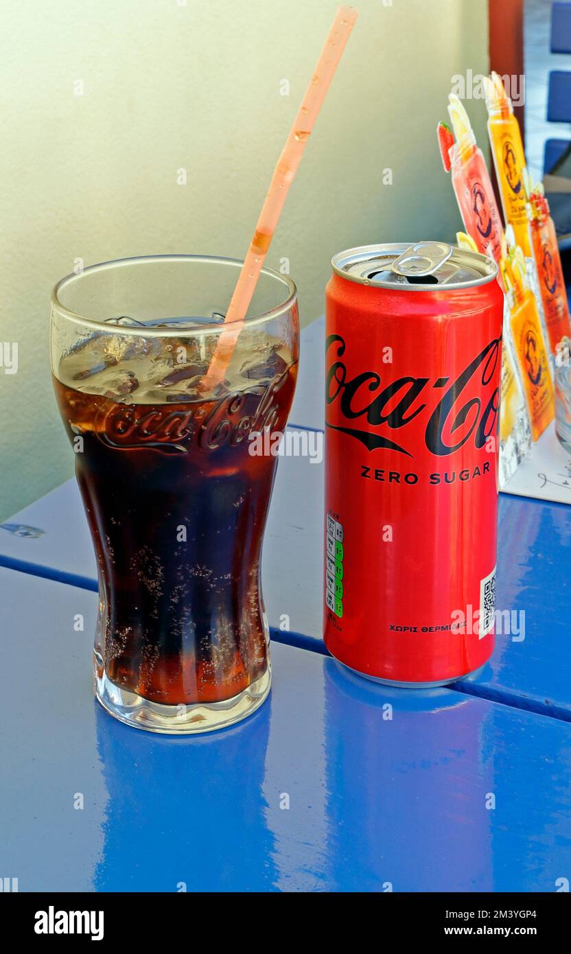 Coca Cola può con la scrittura greca. Settembre 2022. Grecia Foto Stock
