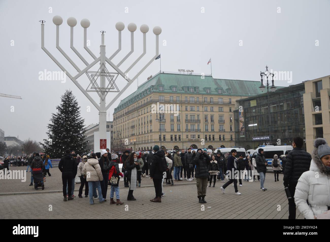 Berlino, Germania - 17 dicembre 2022 - il gigante Hanukkah Menorah a Pariser Platz di fronte alla porta di Brandeburgo. (Foto di Markku Rainer Peltonen) Foto Stock