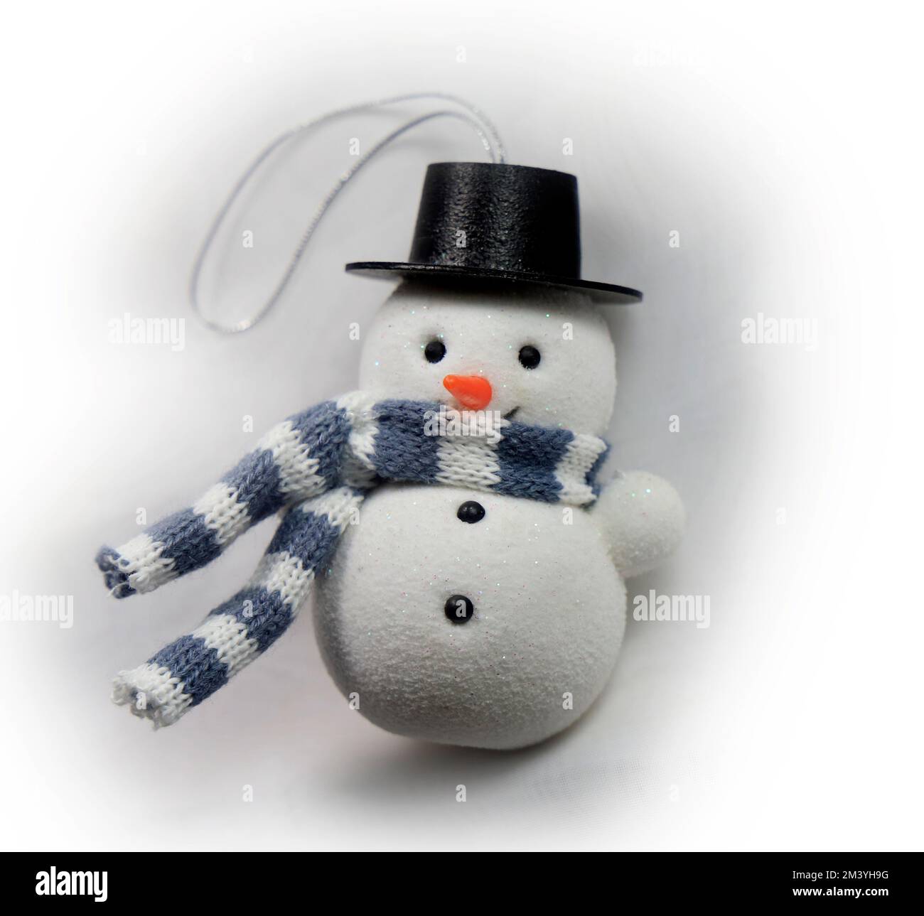 Piccolo pupazzo di neve con cappello e sciarpa decorata con alberi di Natale. 2022.Configurazione di Studio Foto Stock