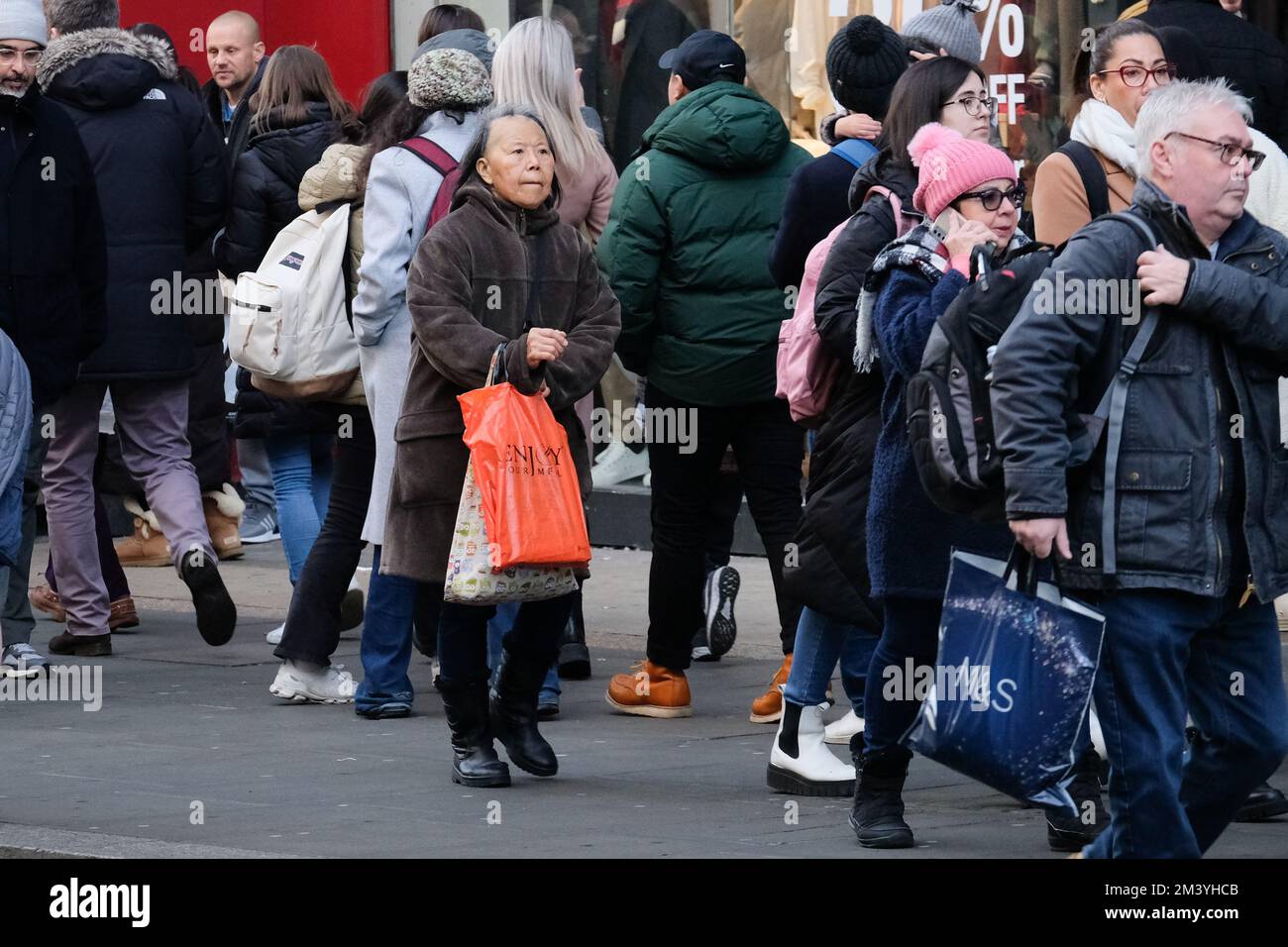 Oxford Street, Londra, Regno Unito. 17th Dec 2022. Gli amanti dello shopping natalizio riempiono il West End di Londra l'ultimo fine settimana prima di Natale. Credit: Matthew Chattle/Alamy Live News Foto Stock
