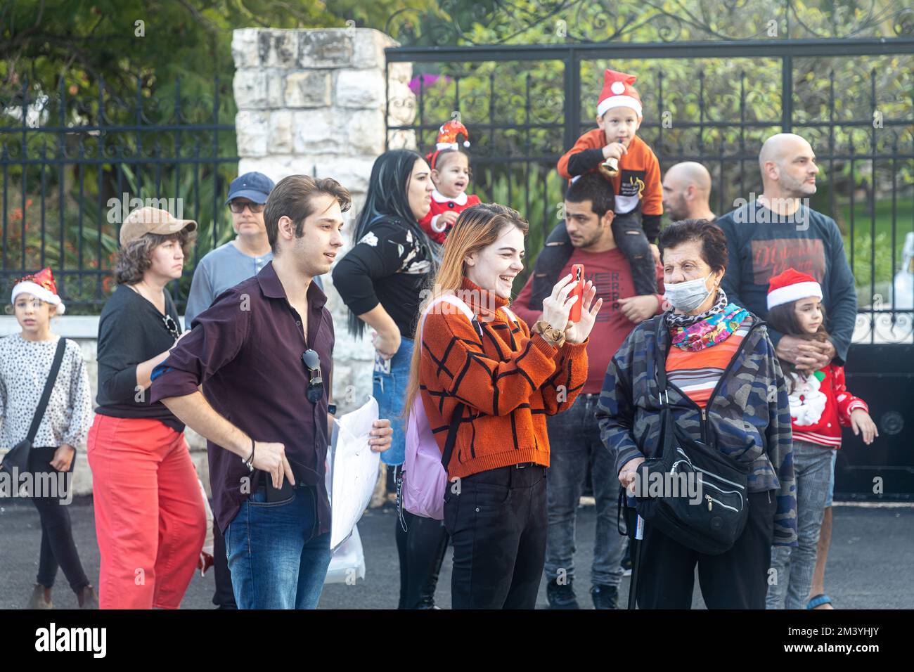 Haifa, Israele - 17 dicembre 2022 : alunni di San La scuola episcopale Elias partecipa alla parata di Natale della Colonia tedesca. Gli spettatori guardano il Th Foto Stock