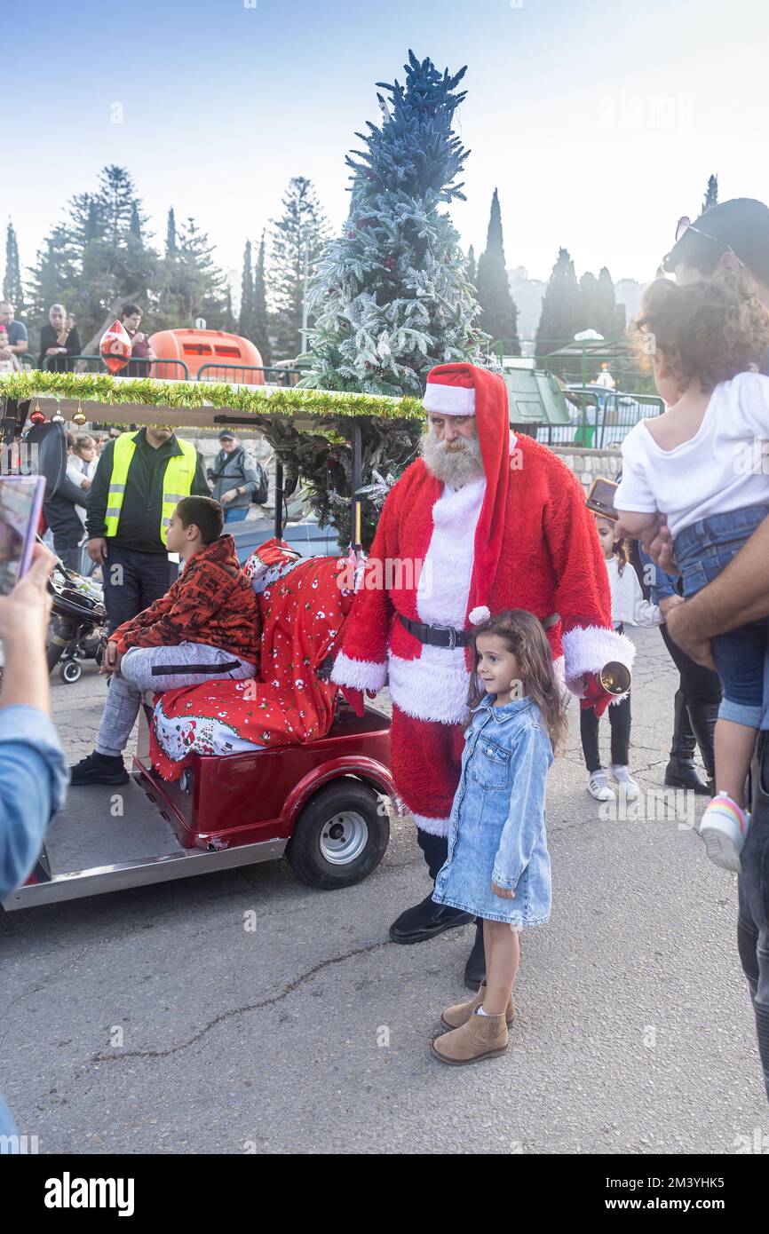 Haifa, Israele - 17 dicembre 2022 : alunni di San La scuola episcopale Elias partecipa alla parata di Natale della Colonia tedesca. Gli spettatori guardano il Th Foto Stock