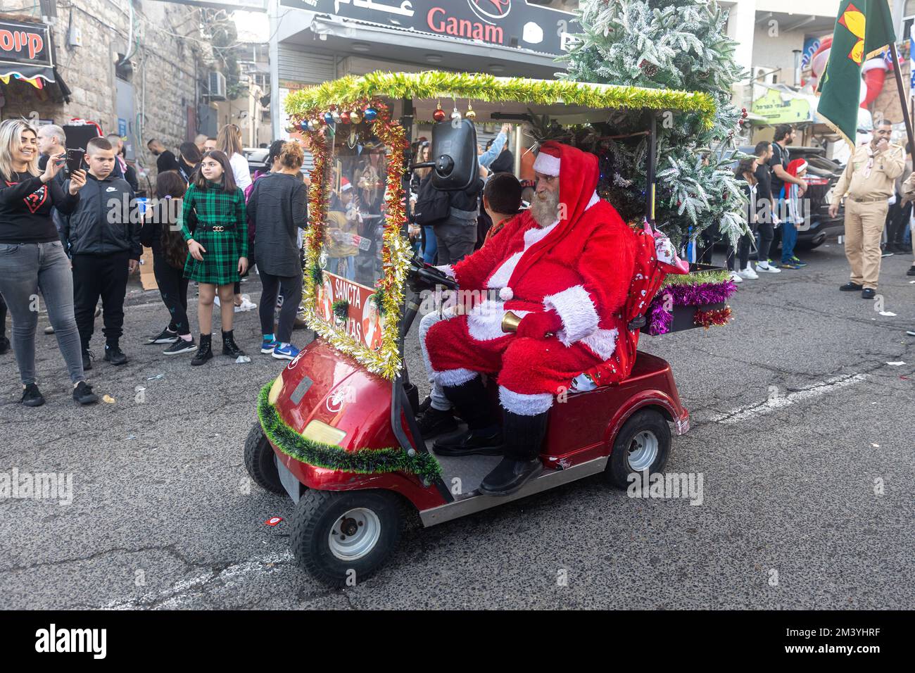 Haifa, Israele - 17 dicembre 2022 : alunni di San La scuola episcopale Elias partecipa alla parata di Natale della Colonia tedesca. Gli spettatori guardano il Th Foto Stock