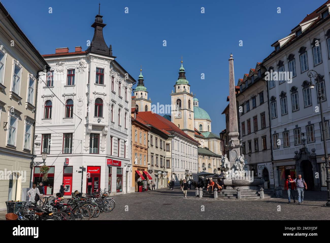 Lubiana, Slovenia - 19 ottobre 2022: Romantico centro medievale di Lubiana, intorno al fiume Lubiana nel centro storico e nella piazza Cit Foto Stock