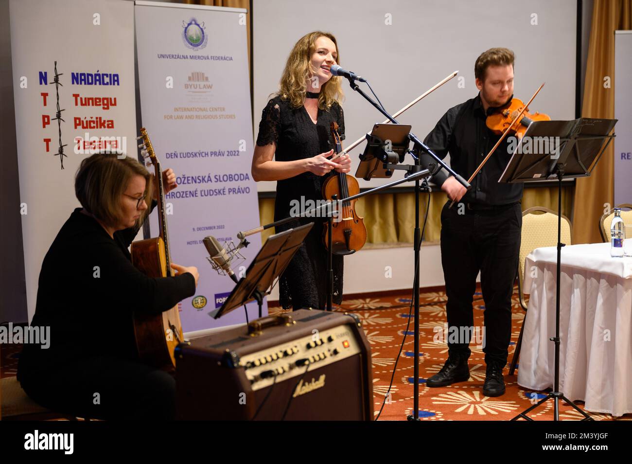 Una band che si esibisce alla Conferenza "libertà religiosa – il diritto umano sotto attacco" a Bratislava, Slovacchia. 2022/12/09. Foto Stock