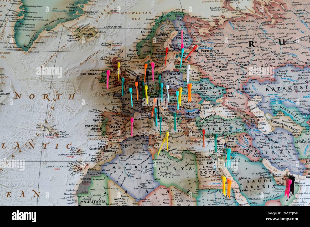 Colorate puntine sulla mappa del mondo - concetto di viaggio Foto stock -  Alamy