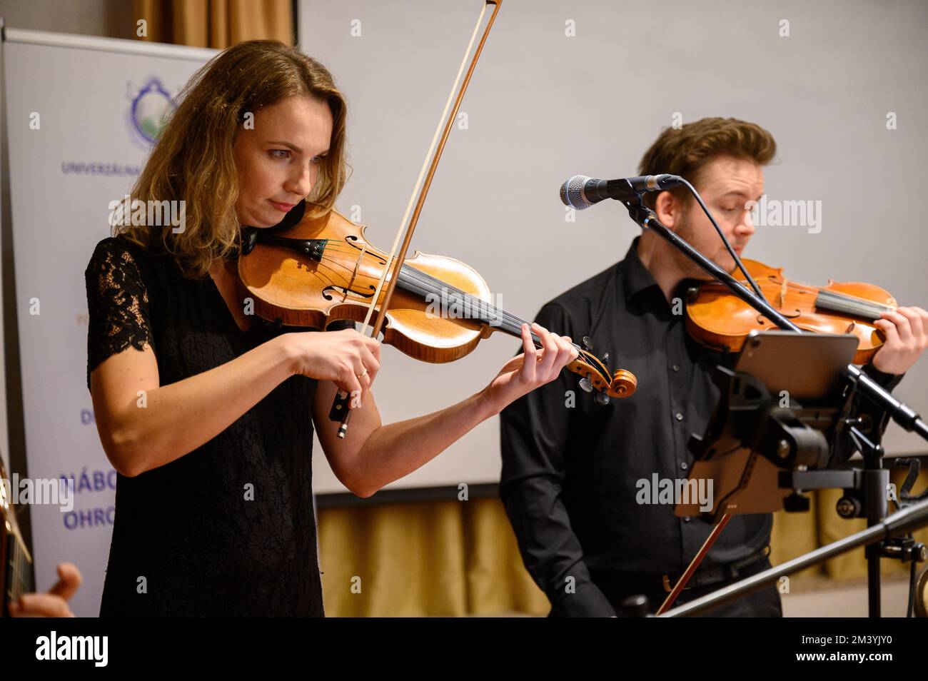 Una band che si esibisce alla Conferenza "libertà religiosa – il diritto umano sotto attacco" a Bratislava, Slovacchia. 2022/12/09. Foto Stock