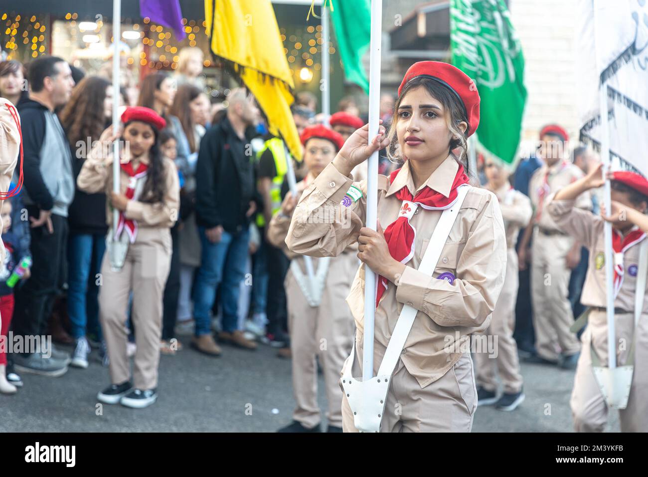 Haifa, Israele - 17 dicembre 2022 : alunni di San La scuola episcopale Elias partecipa alla parata di Natale della Colonia tedesca. Gli spettatori guardano il Th Foto Stock