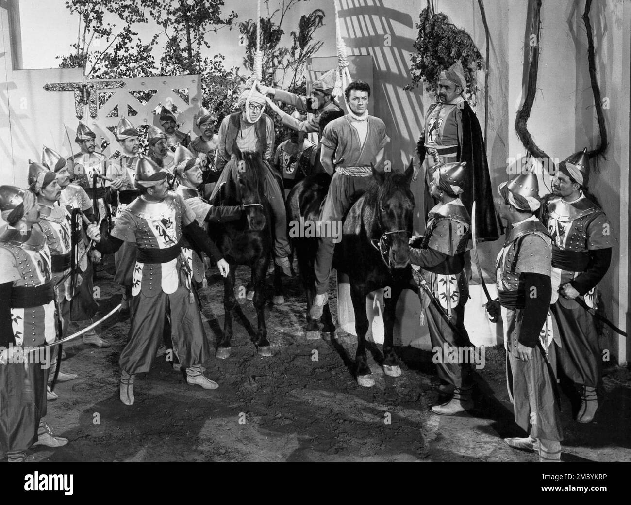 UN FILM di 1945 Columbia Pictures con Cornel Wilde (a destra) e Phil Silvers Foto Stock