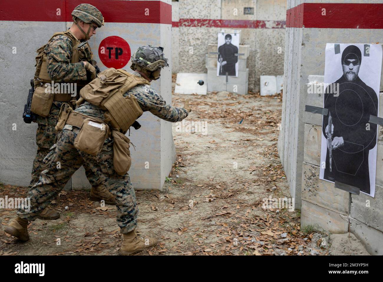 Camp Lejeune, Carolina del Nord, Stati Uniti. 6th Dec, 2022. STATI UNITI Marines con 2D Combat Engineer Battalion, 2D Marine Division, lancia una granata durante un'operazione militare su un terreno urbanizzato esercizio a Camp Lejeune, North Carolina, dicembre. 6, 2022. Questo corso di formazione è stato ideato per migliorare la capacità di combattere all'interno di uno spazio ristretto. (Credit Image: © Michael Virtue/U.S. Marines/ZUMA Press Wire Service) Foto Stock