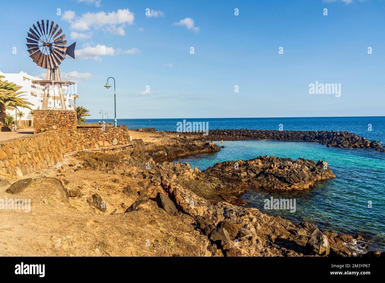 Vista della città di villeggiatura chiamata Costa Teguise, Lanzarote, Isole Canarie, Spagna Foto Stock