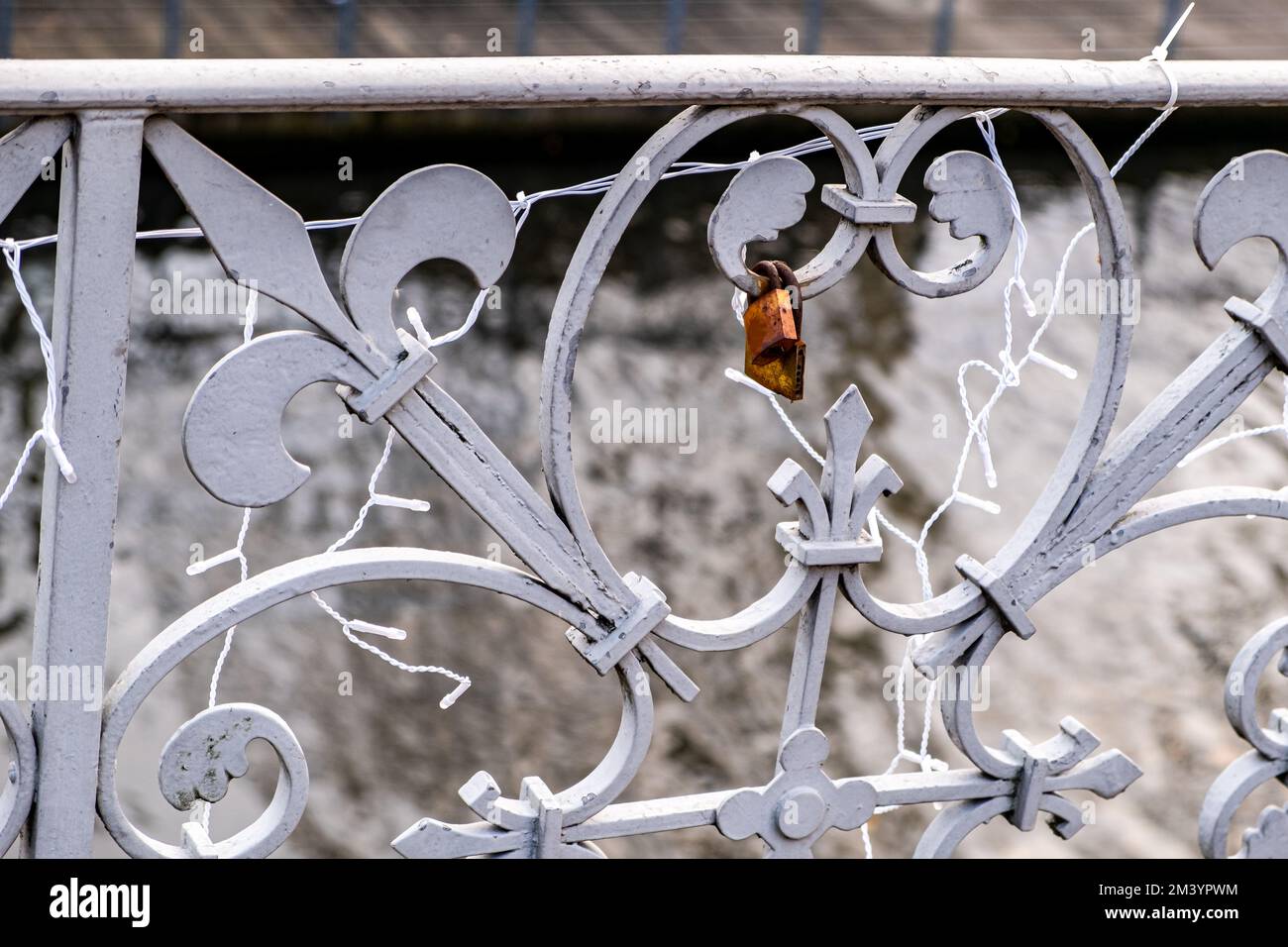 primo piano di una ringhiera piena di ornamento bianco con 2 vecchi lucchetti Foto Stock