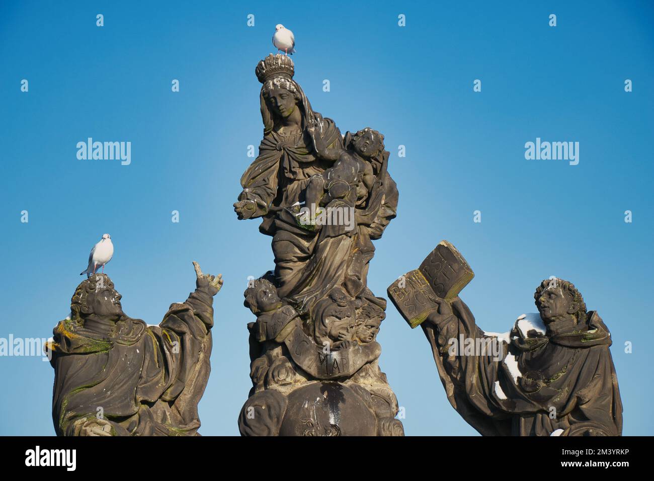 Statua della Madonna, SS. Dominic e Tommaso d'Aquino sul ponte Carlo, Praga. Repubblica Ceca. Foto Stock