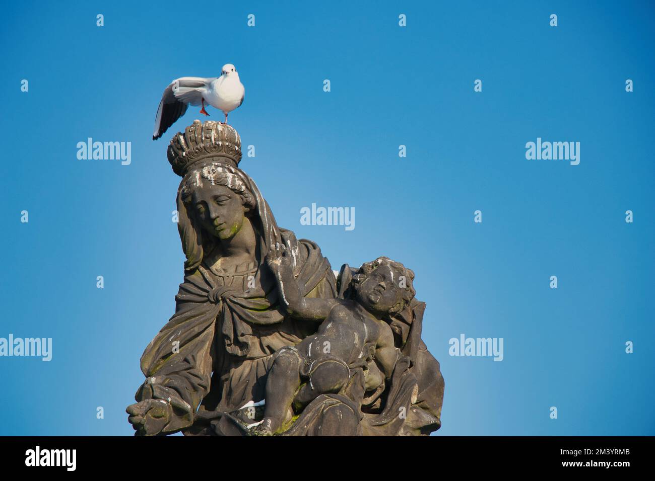 Statua della Madonna, SS. Dominic e Tommaso d'Aquino sul ponte Carlo, Praga. Repubblica Ceca. Foto Stock