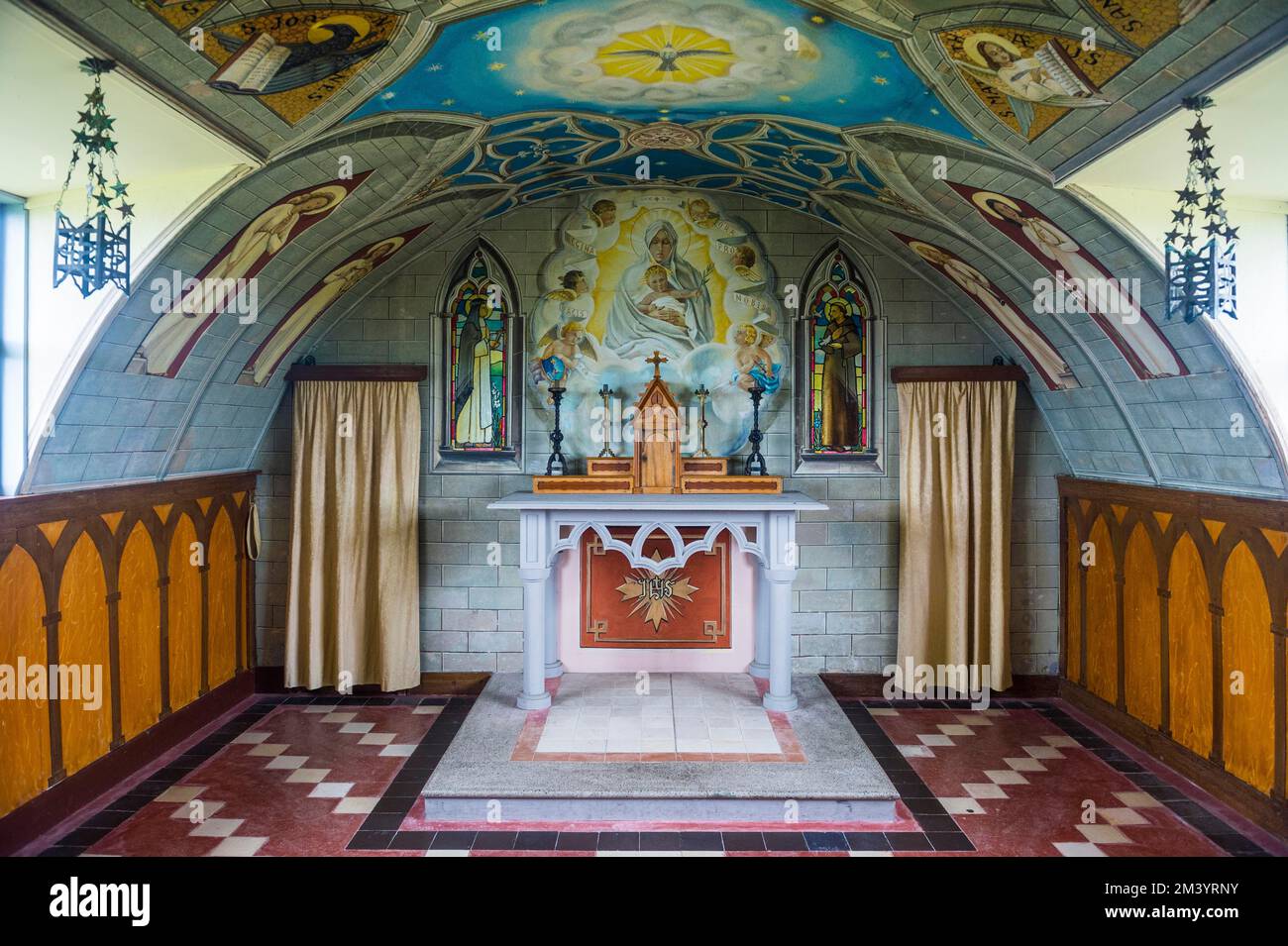 Dipinti murali nel prigioniero di guerra costruiscono la cappella italiana, Isole Orcadi, Regno Unito Foto Stock