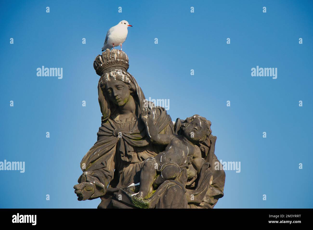 Statua della Madonna, SS. Dominic e Tommaso d'Aquino sul ponte Carlo, Praga. Repubblica Ceca. Foto Stock
