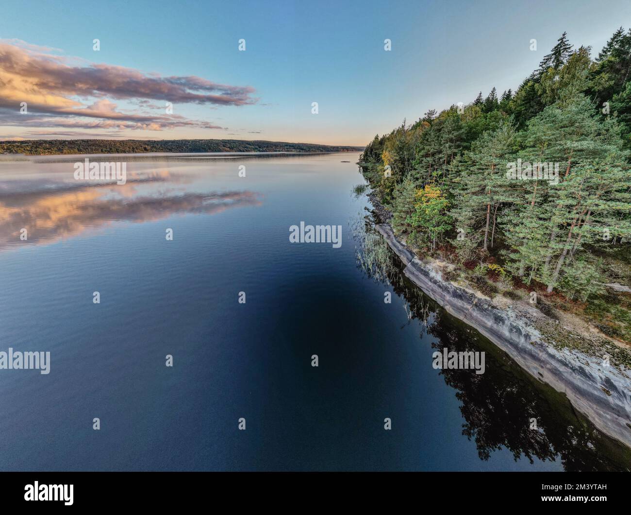 Vista aerea del lago Lygnern vicino a Satila, Svezia Foto Stock