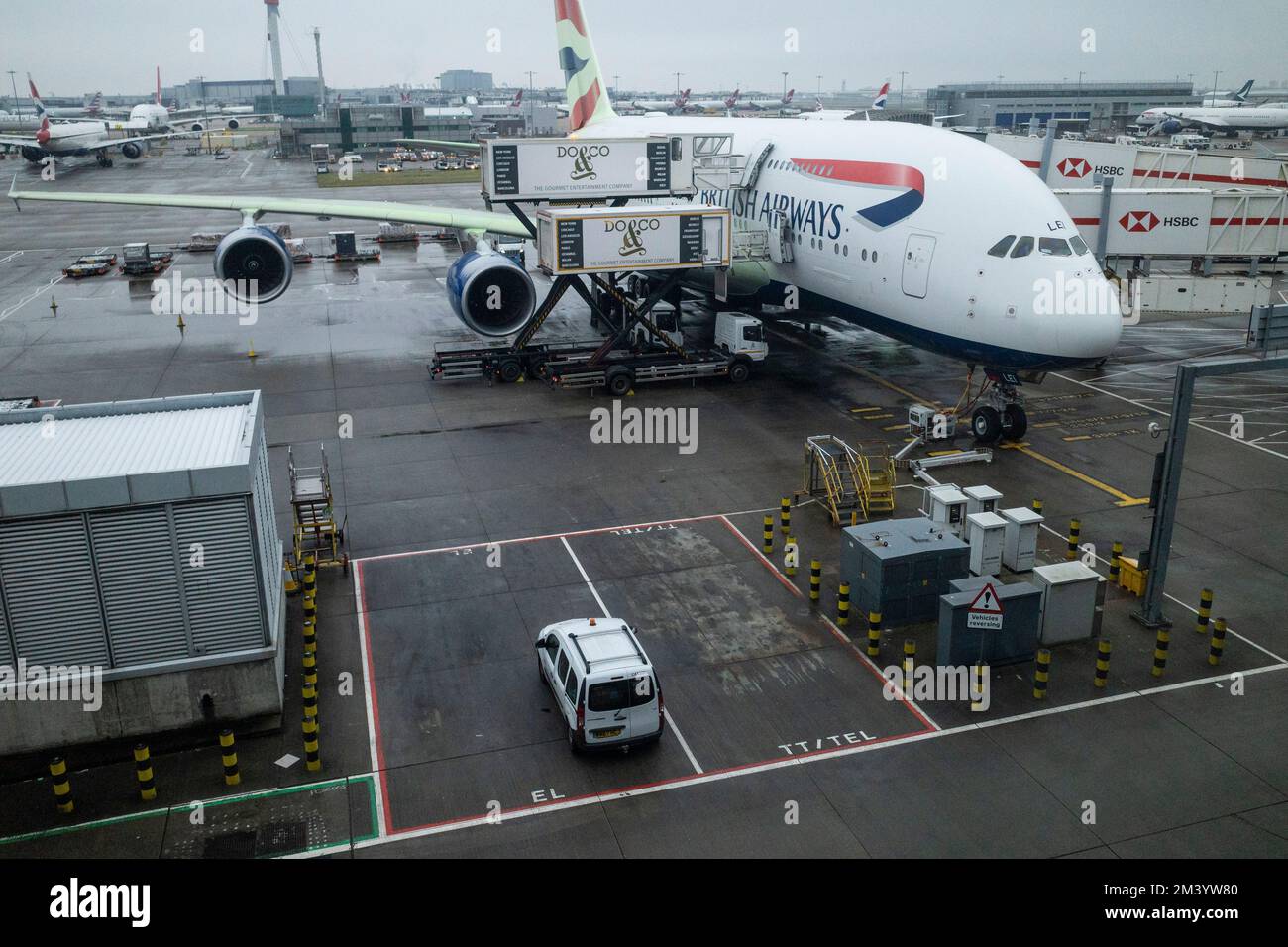 Londra, Regno Unito. 12 dicembre 2022. Un Airbus 380 della British Airways all'aeroporto di Heathrow prima della vacanza di Natale. Le piste sono aperte dopo il precedente Foto Stock