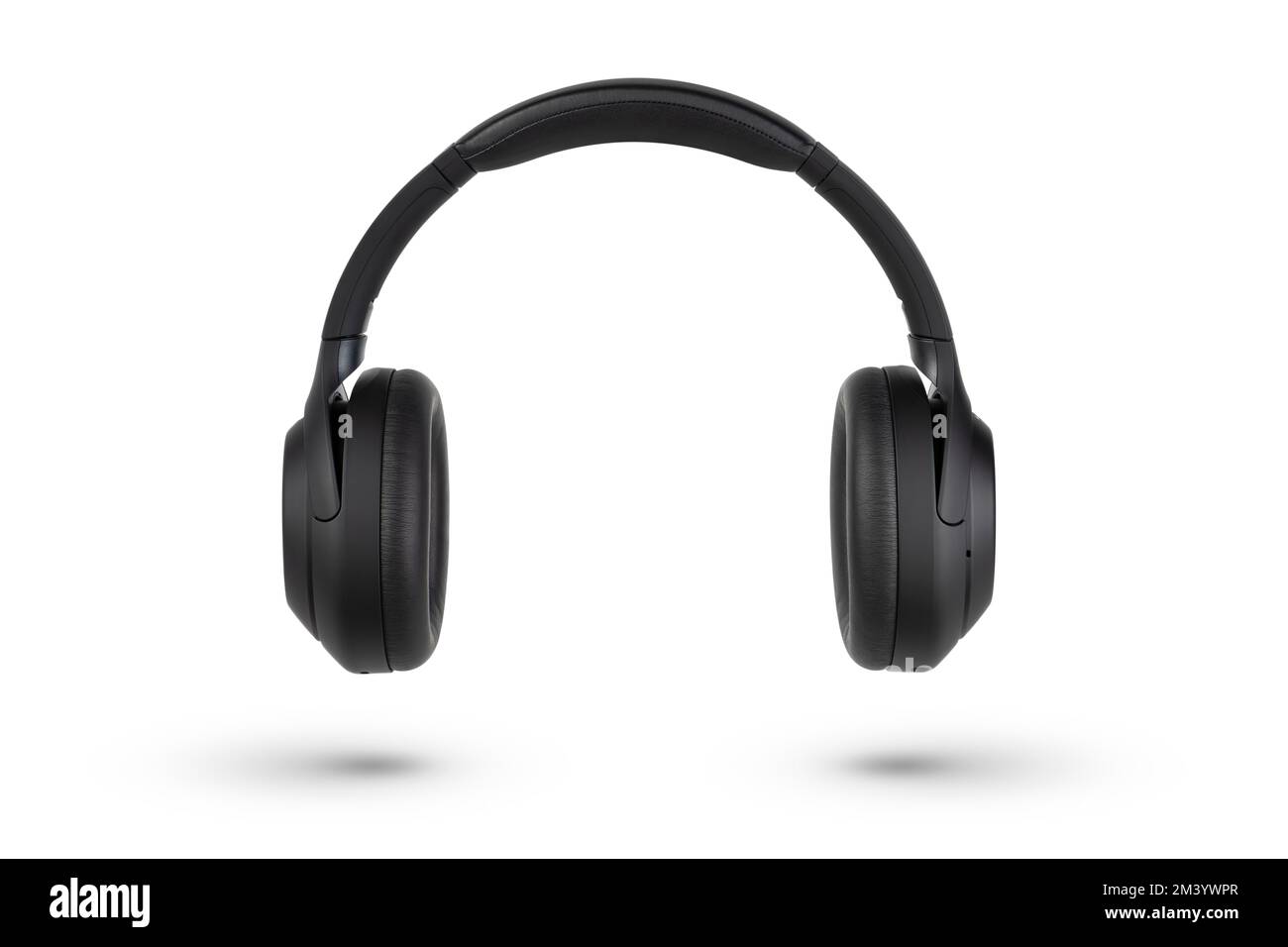 Le cuffie isolano il bianco. Cuffie wireless di colore nero, di alta qualità, isolate su sfondo bianco, per la pubblicità o il catalogo dei prodotti. Foto Stock