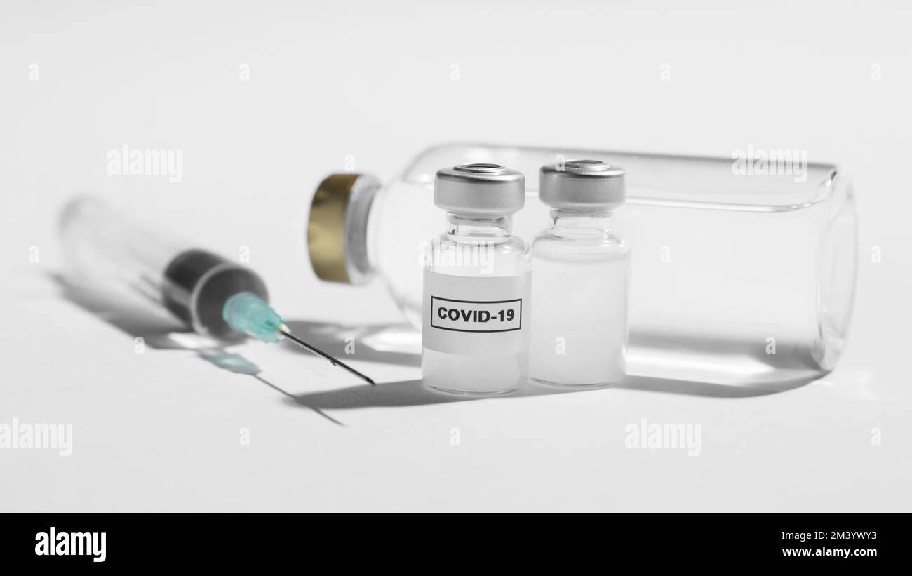 Vista frontale composizione del vaccino in siringa Foto Stock