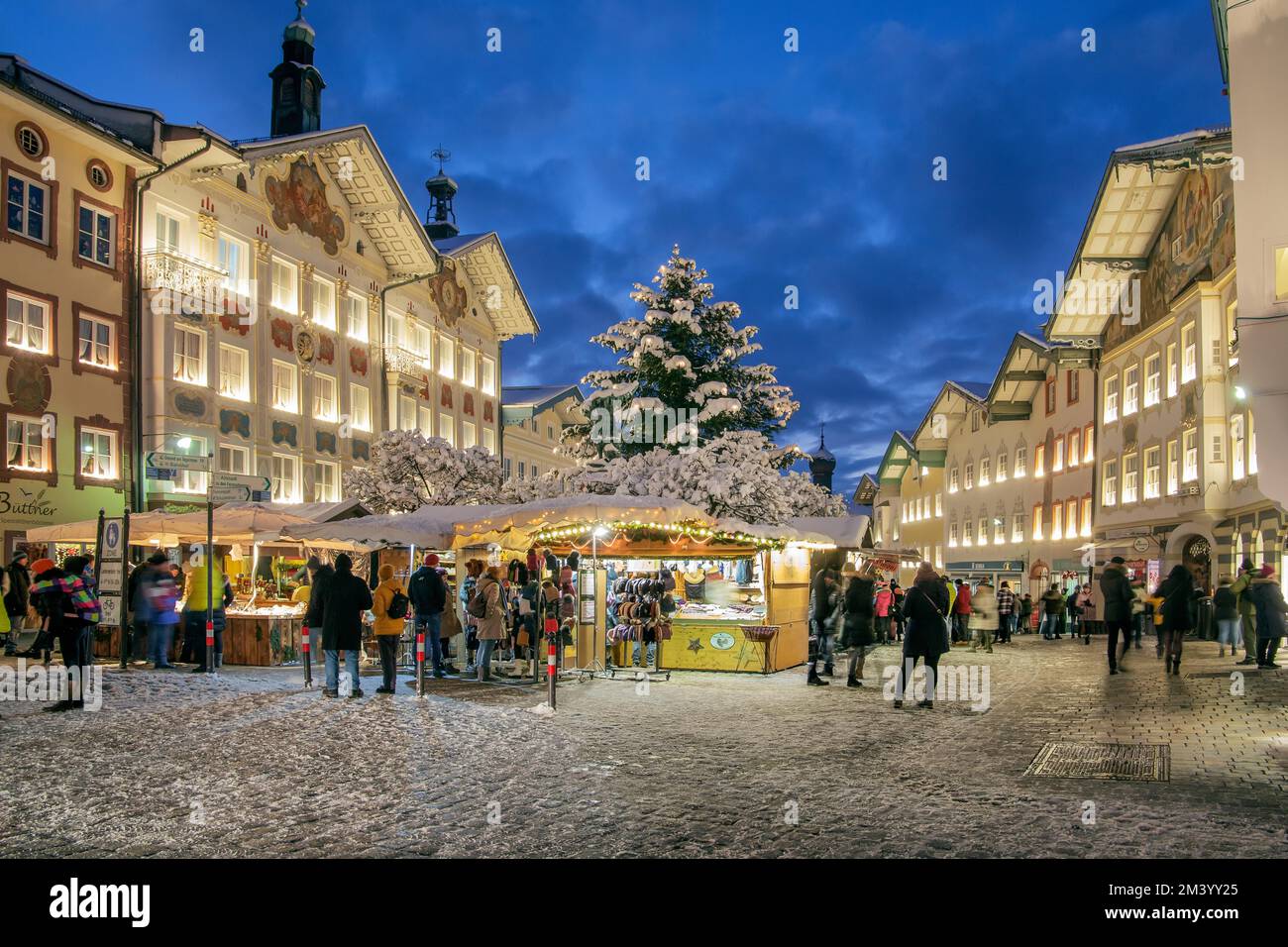 Mercatino di Natale, Christkindlmarkt in Marktstrasse di fronte al municipio, città vecchia, Bad Tölz, Valle d'Isar, alta Baviera, Baviera, Germania, Europa Foto Stock