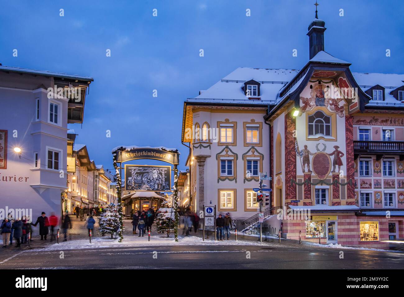 Mercatino di Natale, Christkindlmarkt in Marktstrasse, Città Vecchia, Bad Tölz, Valle d'Isar, Alta Baviera, Baviera, Germania, Europa Foto Stock