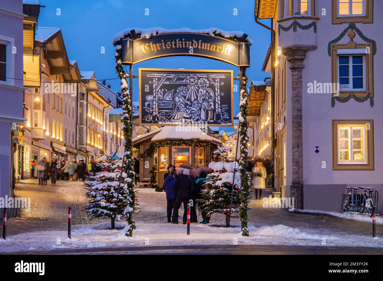 Mercatino di Natale, Christkindlmarkt in Marktstrasse, Città Vecchia, Bad Tölz, Valle d'Isar, Alta Baviera, Baviera, Germania, Europa Foto Stock