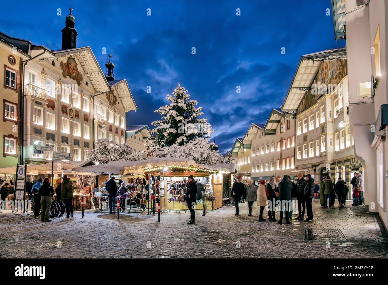 Mercatino di Natale, Christkindlmarkt in Marktstrasse di fronte al municipio, città vecchia, Bad Tölz, Valle d'Isar, alta Baviera, Baviera, Germania, Europa Foto Stock