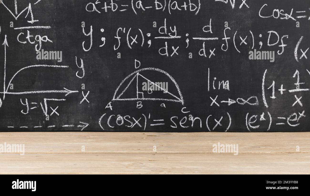 Lavagna nera con problemi matematici Foto Stock